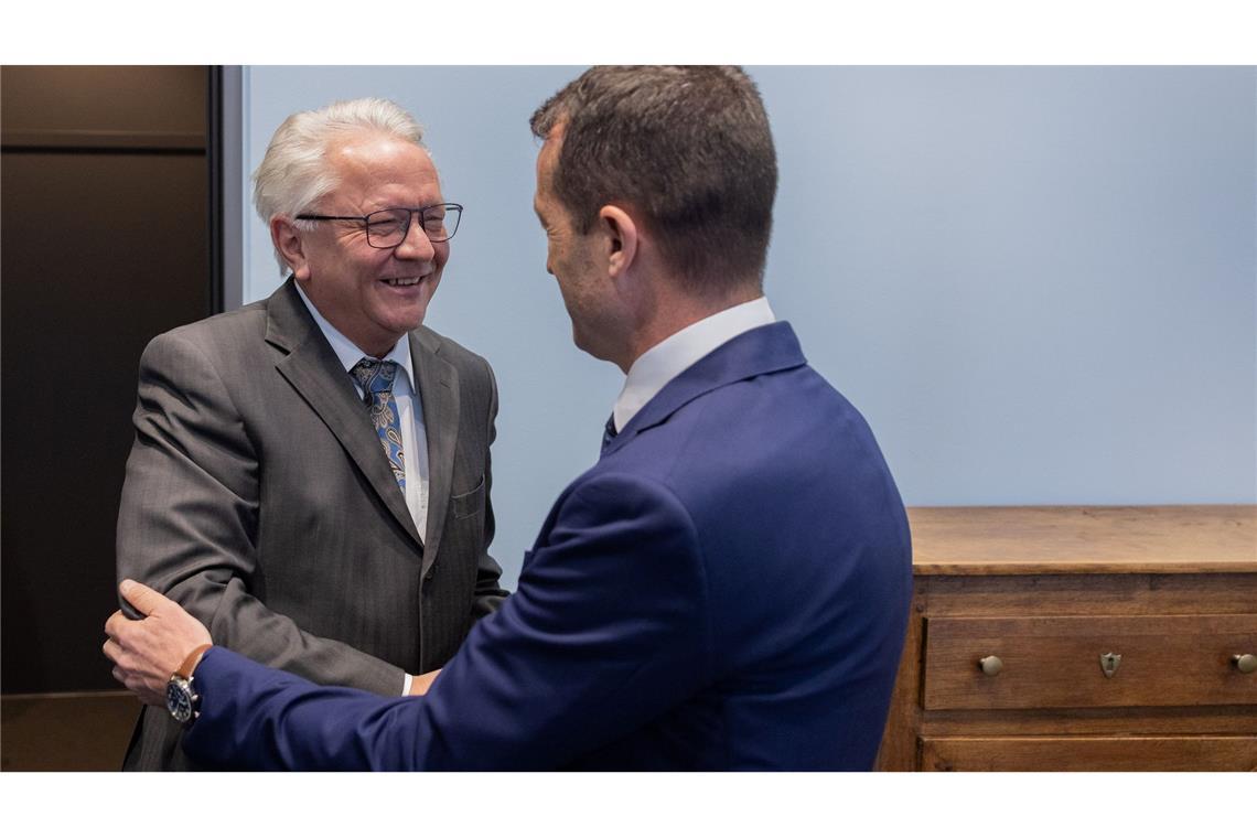 Hat gut Lachen: Rheinmetall-Chef Armin Papperger begrüßt Indra-Chef Ángel Escribano.