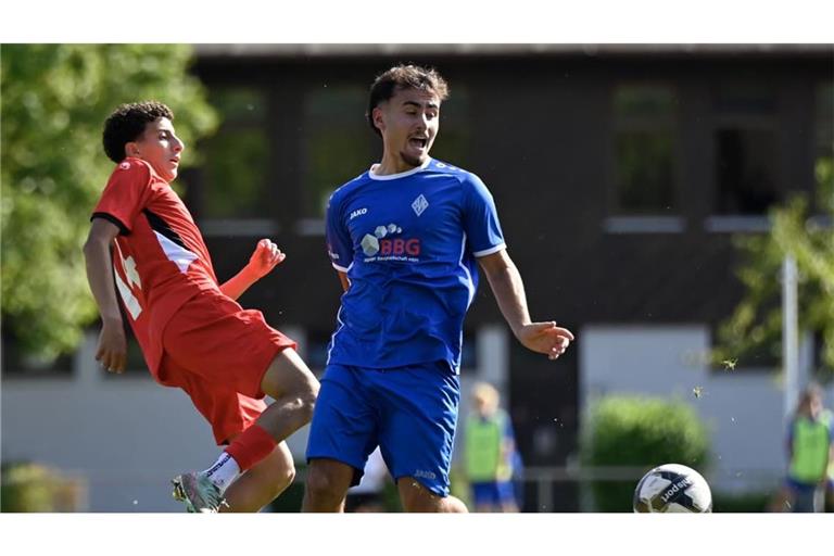 Hat seine Sache in der ungewohnten Rolle als Sechser gut gemacht: Doch jetzt droht bei der SV Böblingen auch ein Ausfall von Kosmas Gkiagkiaev (rechts).