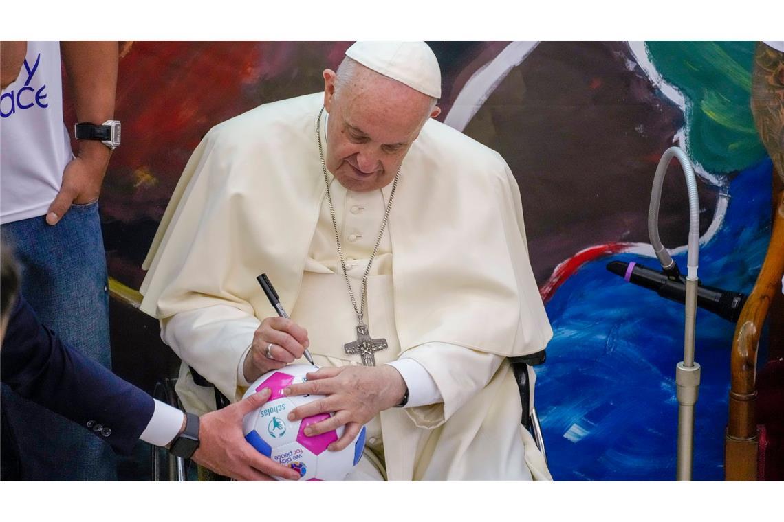 Serie A verlegt Spiele nach Tod von Papst Franziskus Hatte auch ein Herz für den Fußball: der am Ostermontag gestorbene Papst Franziskus.