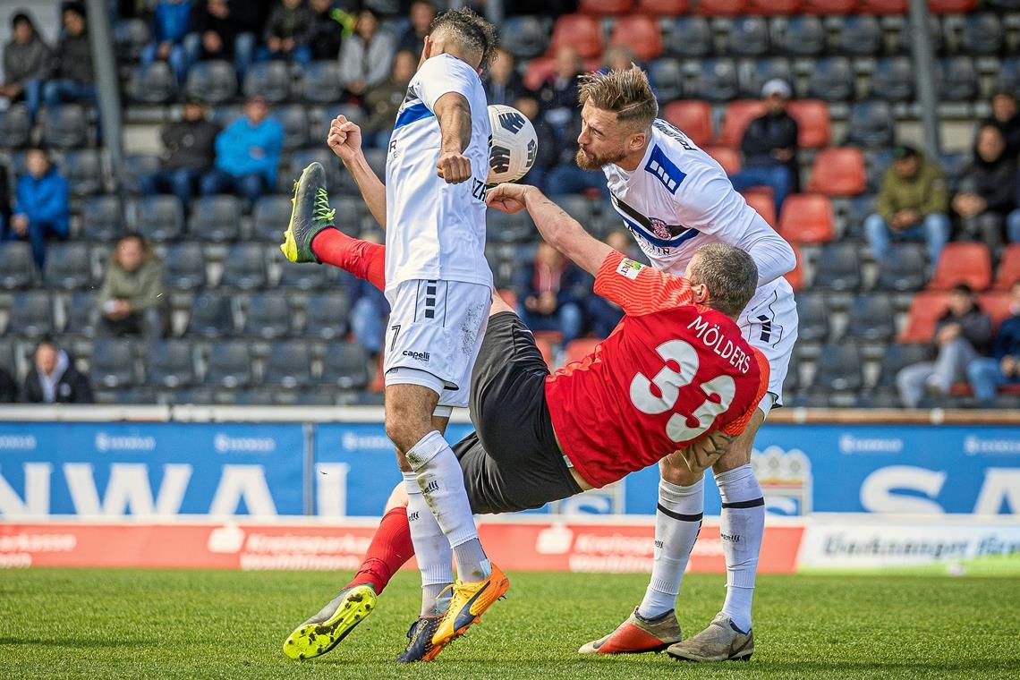Reule rettet Großaspach im Kellerduell einen Punkt Hatte gegen die FSV-Defensive einen schweren Stand: SG-Angreifer Sascha Mölders (Mitte.) Am Ende trennten sich Großaspach und Frankfurt im Kellerduell 1:1. Foto: A. Becher