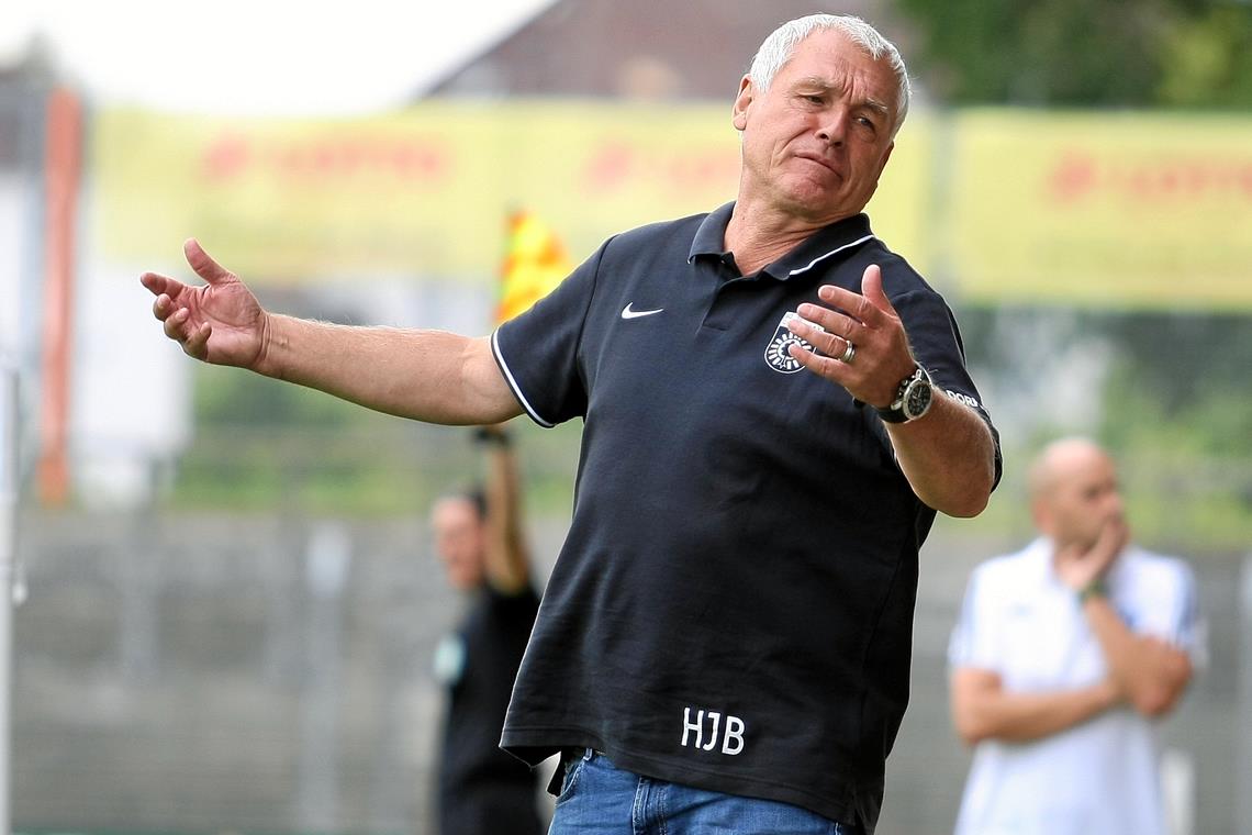 Zu viel Gegenwind für Aspachs Fußballer Hatte in Pirmasens ausreichend Grund, sich über den Auftritt seiner Mannschaft zu ärgern: Großaspachs Trainer Hans-Jürgen Boysen. Foto: S. Mohr
