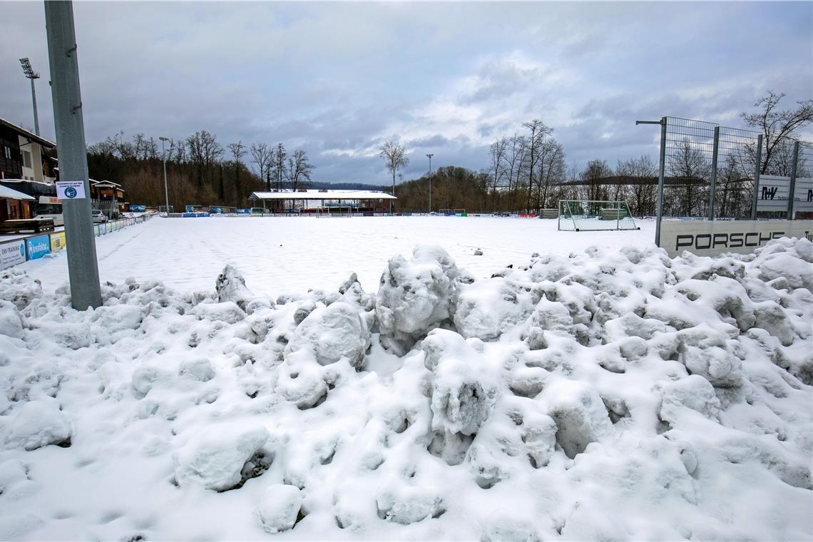 Haufenweise Schnee im Aspacher Fautenhau macht ein Fußballspiel dort derzeit unmöglich: Das für den morgigen Mittwoch geplante Regionalliga-Duell der SG Sonnenhof gegen Rot-Weiß Koblenz wurde deshalb abgesagt und auf Mittwoch nächster Woche verlegt. Foto: A. Becher