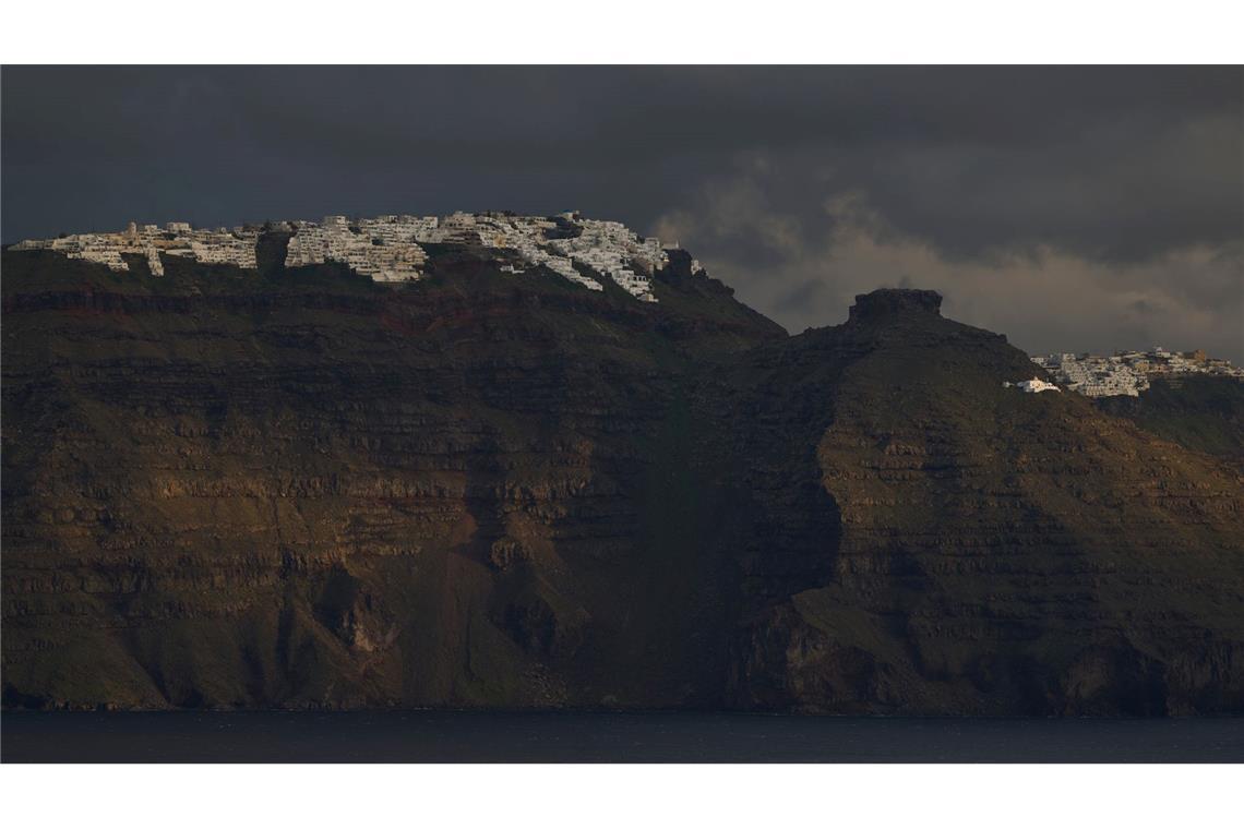 Santorini: Experten registrieren vulkanische Aktivität Hauptort von Santorini: Angst vor Erdrutschen.