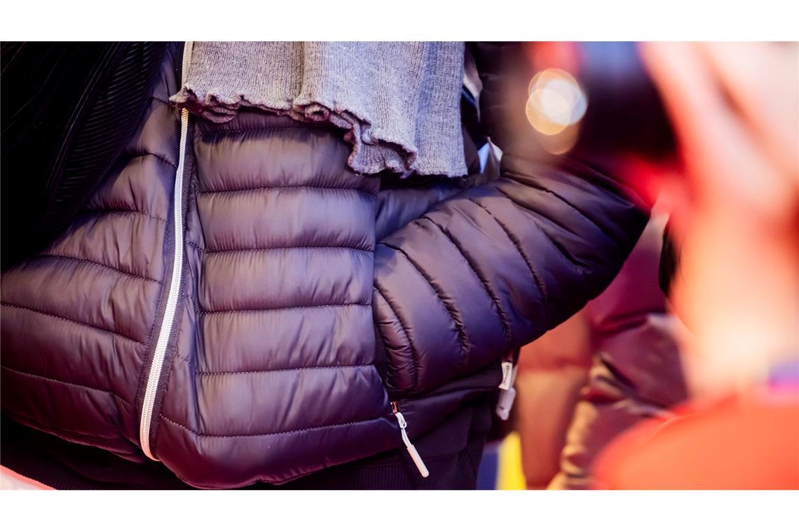 Pufferjacken - die SUVs unter den Textilien - polarisieren Hauptsache dick und gemütlich: Daunenjacken (mit Enten- oder Gänsedaunen) oder eben Puffer Jackets (meist mit synthetischen Isolationsmaterialien) sind sehr angesagt.