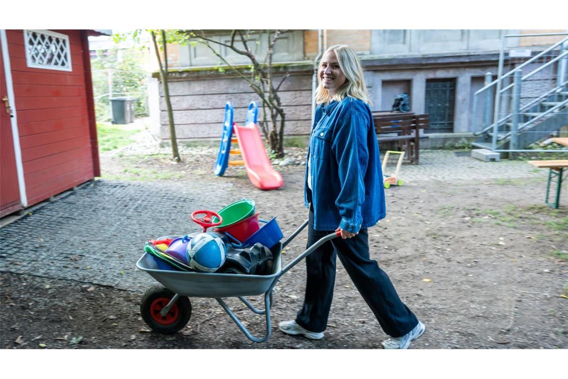 Haus der Familie in Göppingen: Nina Tom bereitet im Garten der Villa Butz den freien Familientreff vor.