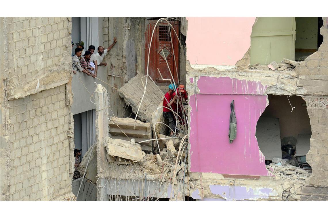 Bilder des Tages Haus stürzt in Karatschi ein: Mehrere Tote und Verletzte