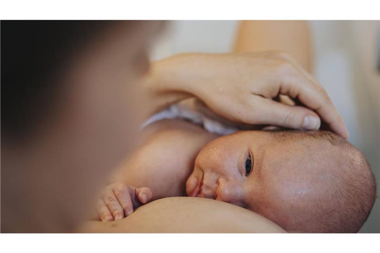 Hausgeburten bringen stets ein erhöhtes Risiko mit sich (Symbolbild/Archiv) – erst eine halbe Stunde nach der Niederkunft soll der Notarzt gerufen worden sein.