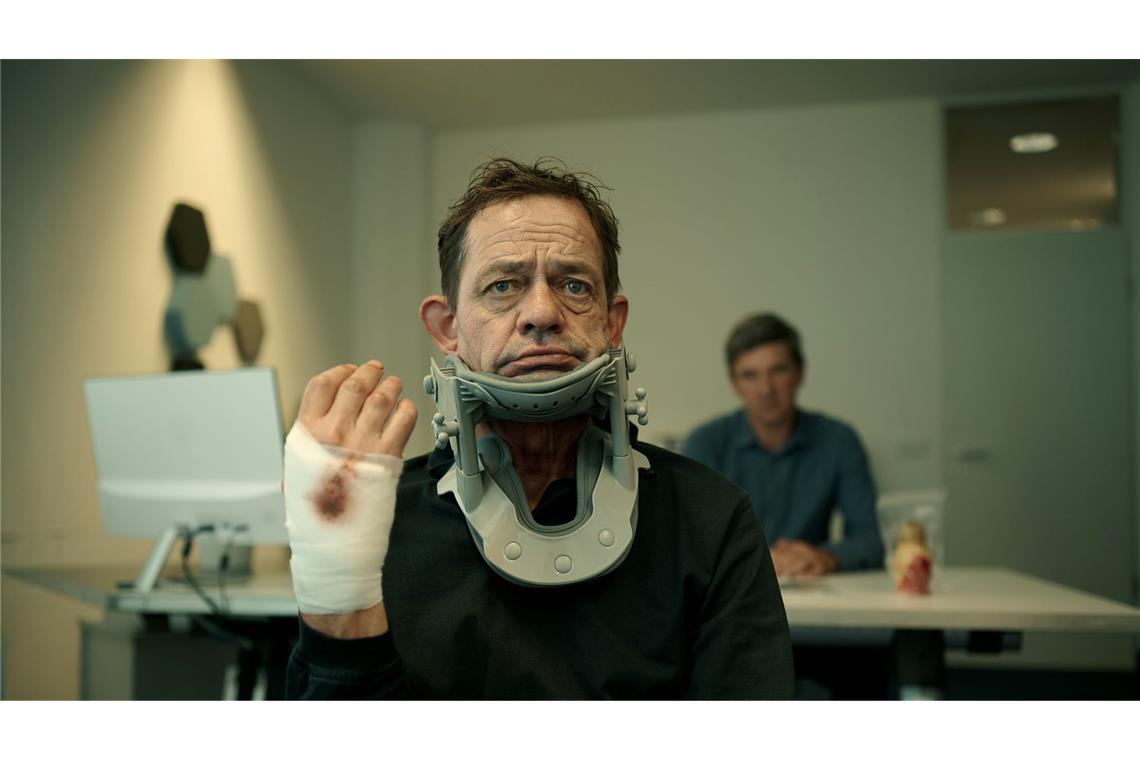 Hausmeister Trojanowitz (Henning Peker) hat’s schwer getroffen – und dann muss er auch noch ins Verhör!