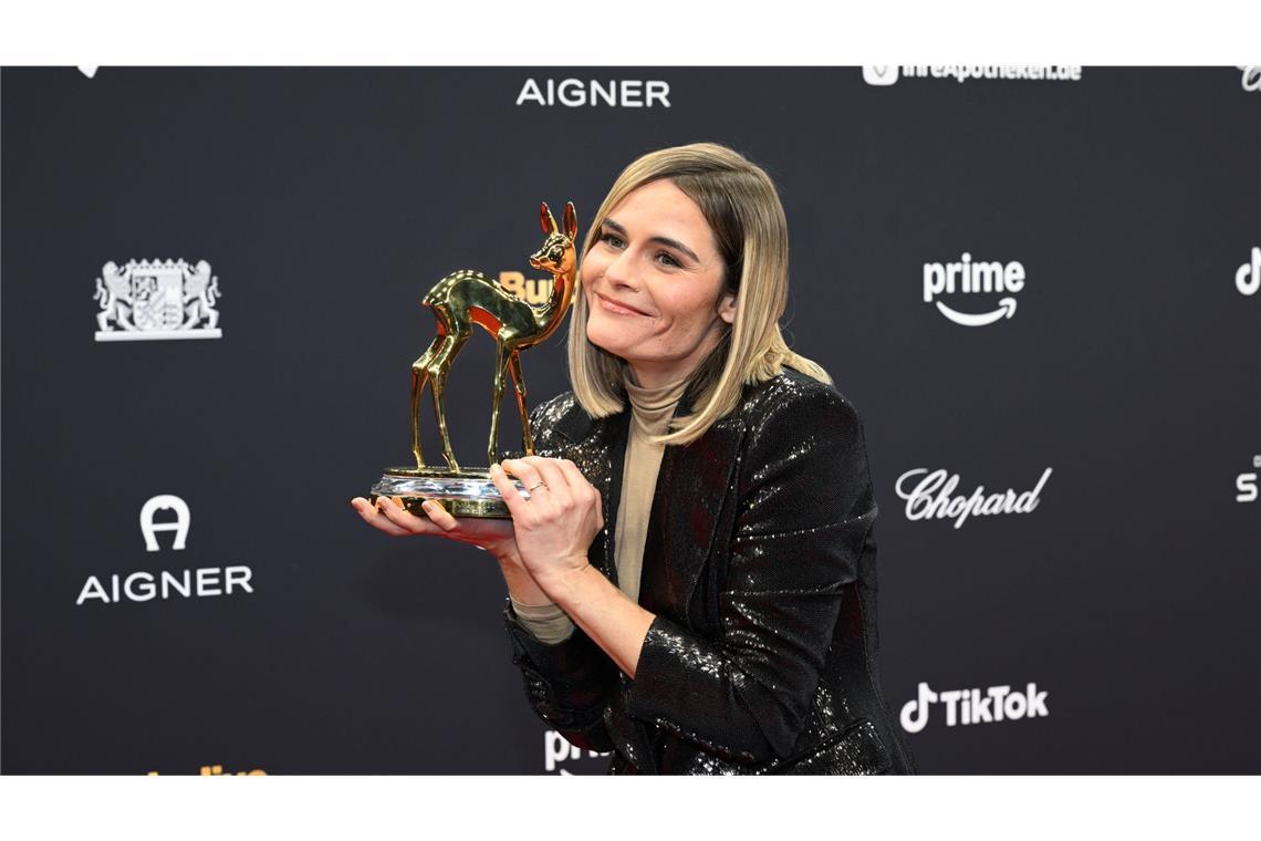 Hazel Brugger zeigt ihren BAMBI, in der Kategorie Comedy, bei der 77. Bambi-Verleihung in den Bavaria Filmstudios.