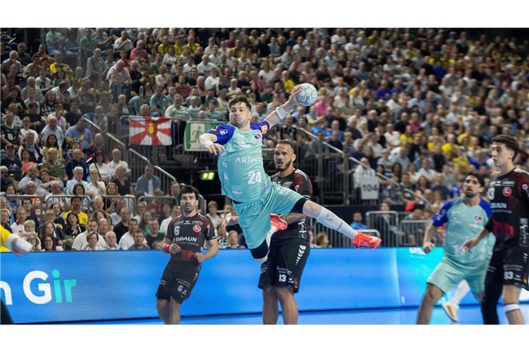 HBW-Rechtsaußen Elias Flügel trifft für den HBW – am Ende reichte es nicht zur Sensation im Final Four.