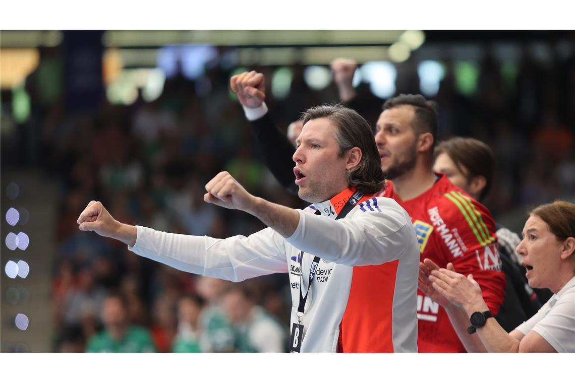 Nicht schön, aber spannend – Frisch Auf siegt im Abstiegskrimi HCE-Coach Johannes Sellin konnte nur am Anfang jubeln – sein Team führte 6:2.