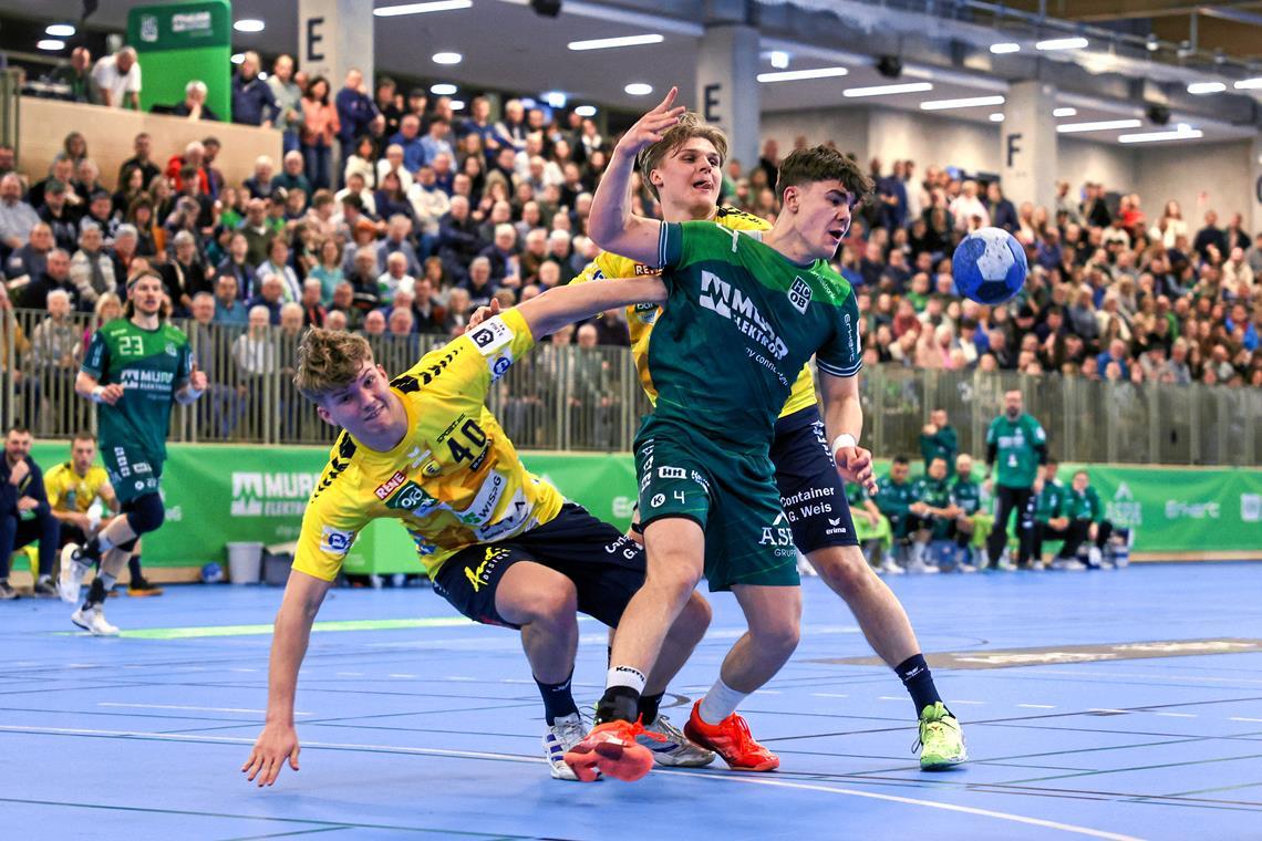 HC Oppenweiler/Backnang startet mit 15. Sieg in Serie in die Rückrunde HCOB-Handballer Elias Newel ist selten zu bremsen, in dieser Situation versuchen es gleich zwei Gegenspieler. Der 20-Jährige steuert neun Tore zum Heimsieg bei. Foto: Alexander Becher