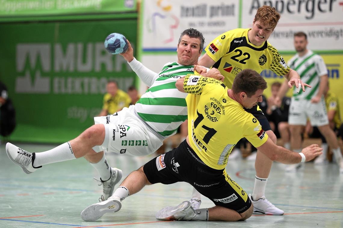 Souveräner Heimsieg im Jubiläumsspiel HCOB-Kreisläufer Alexander Schmid (am Ball) war von den Gästen selten zu stoppen und steuerte sechs Tore bei. Foto: Alexander Becher