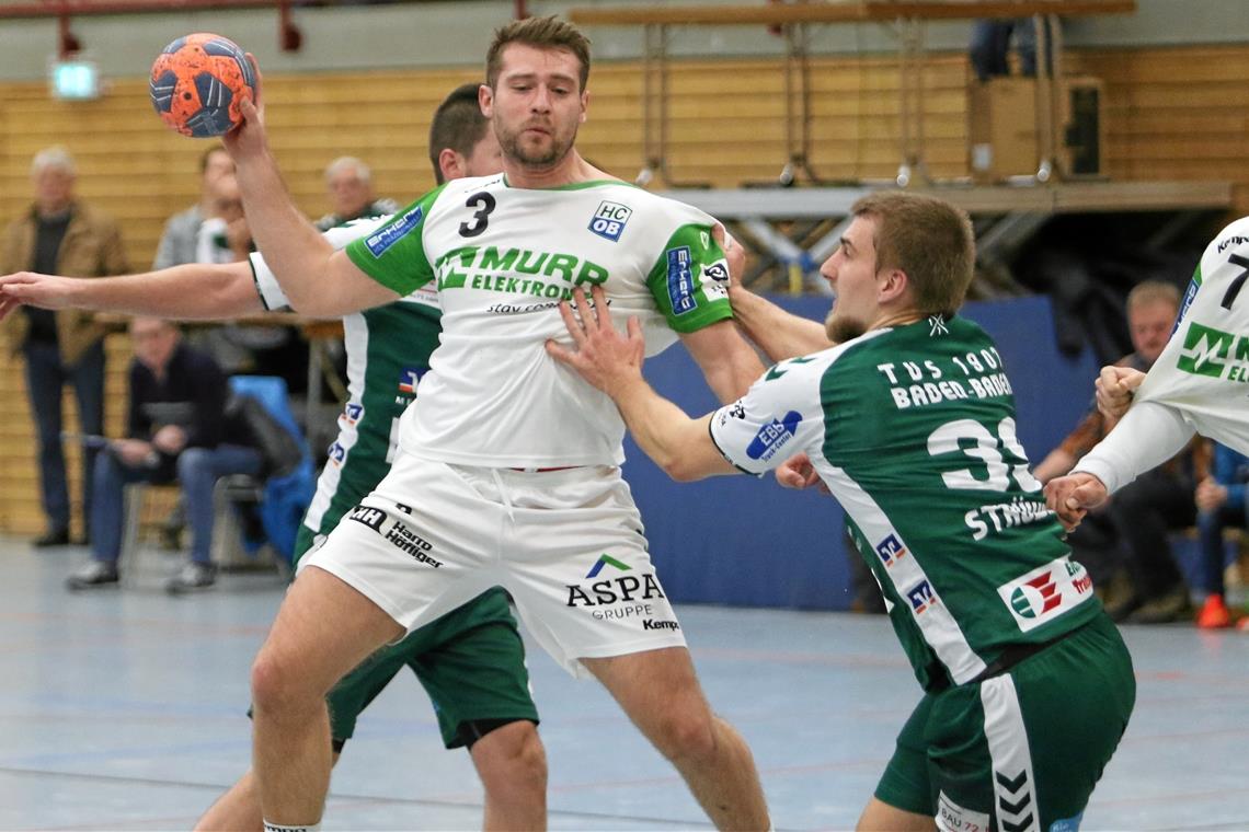 HC Oppenweiler/Backnang als Spitzenreiter durch die Winternacht HCOB-Rückraumspieler Daniel Schliedermann (am Ball) hat drei Tore hintereinander erzielt. Foto: Alexander Hornauer