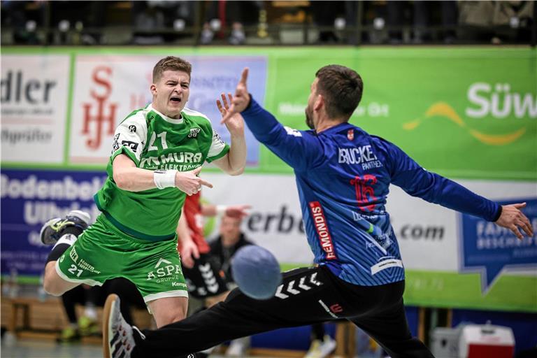 HCOB-Spieler Martin Schmiedt findet die Lücke zwischen Arm und Bein des Keepers und erzielt eines seiner sechs Tore. Foto: Alexander Becher