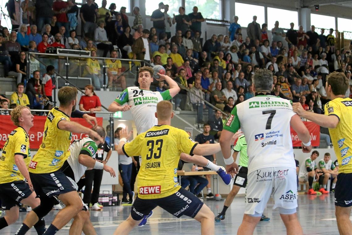 HC Oppenweiler/Backnang verliert zum Turnierstart gegen die Rhein-Neckar Löwen HCOB-Zugang Lukasz Orlich (beim Wurf) überzeugt mit fünf Toren. Foto: Alexander Hornauer