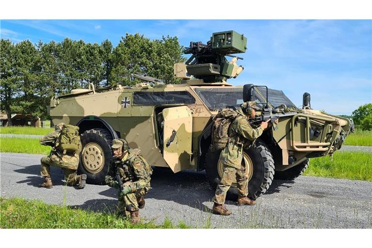 Heeresaufklärer bei einer Übung vor dem  Spähfahrzeug Fennek der Bundeswehr: bis zu zehn Kilometer weit dem Feind in die Karten schauen.