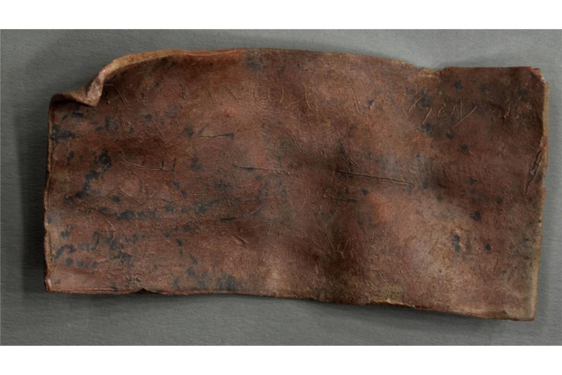 Heerlener Fluchtafel mit einer auf Altgriechisch verfassten Anrufung von Gottheiten und Dämonen im ägyptischen Stil.