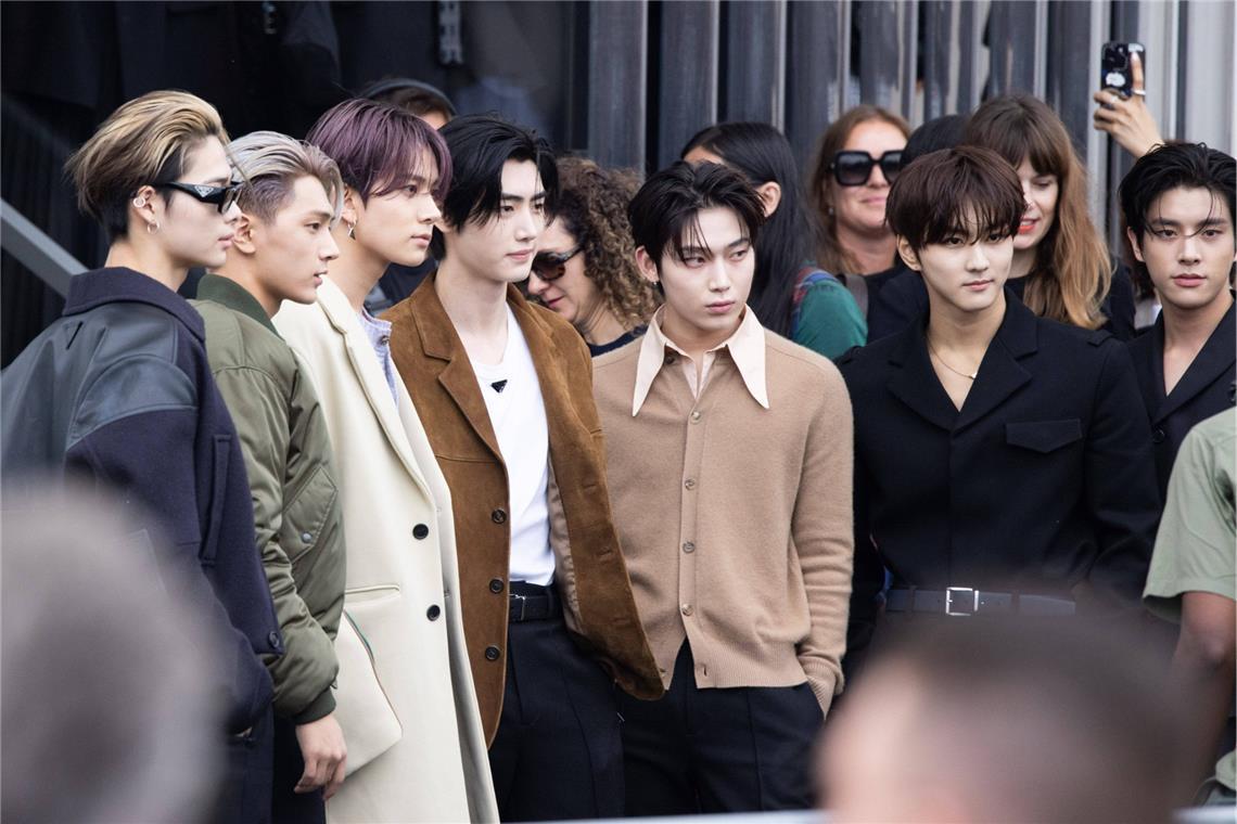 Heeseung (3.v.l.) verließ die Band ENHYPEN überraschend.