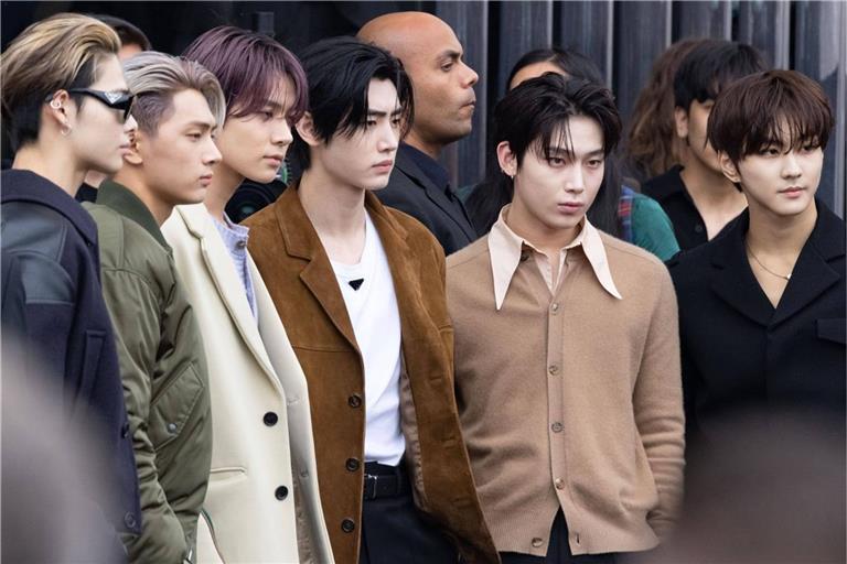 Heeseung (3.v.l.) wird die Band ENHYPEN verlassen.