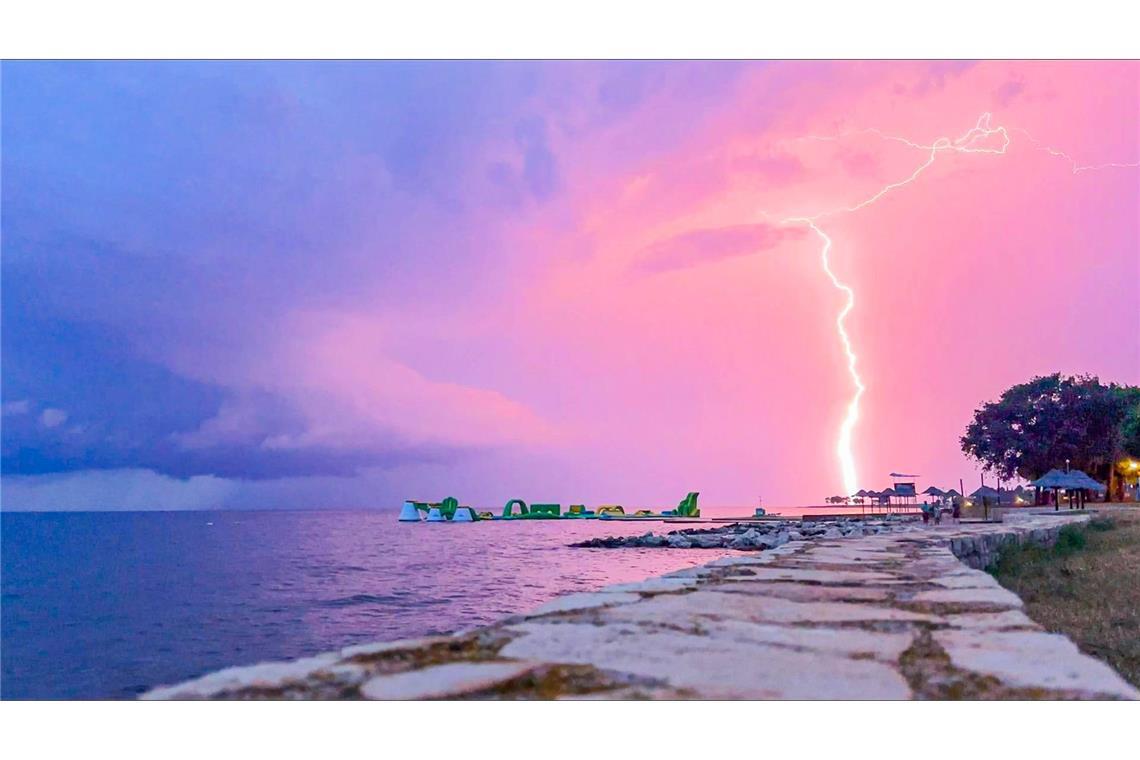 Heftige Blitzeinschläge im Sekundentakt über der Adriaküste: Heftige Superzelle bringt Urlauber in Lebensgefahr.