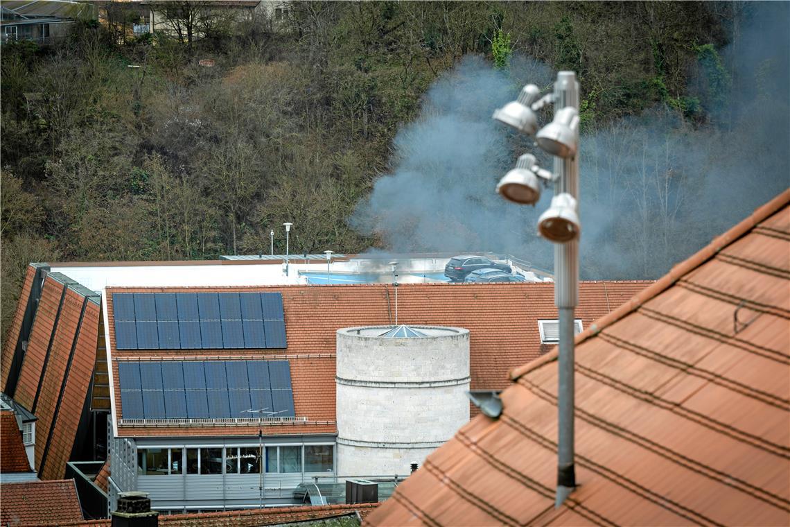 Brand in Backnanger Parkhaus Heftiger Qualm ist am Dienstagmorgen über dem Parkhaus Stadtmitte zu sehen. Foto: Alexander Becher