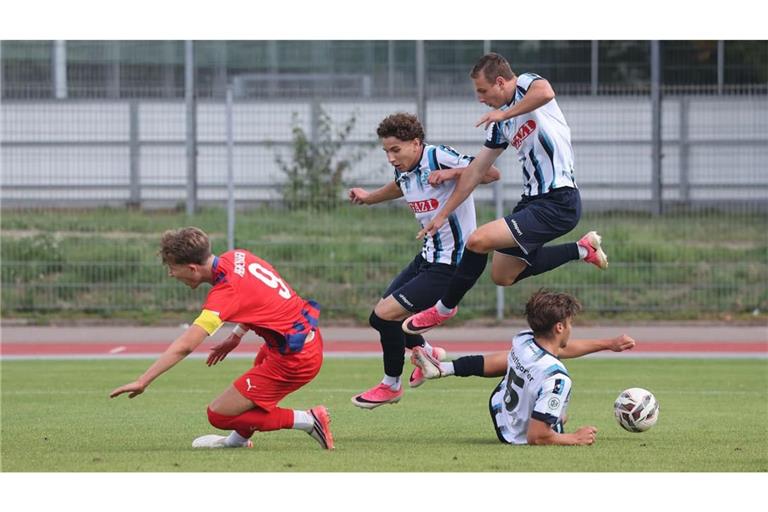 Heidenheims Marlon Prinzen gegen die Kickers-U17-Spieler Dine Gaxherri, Filip Gawryluk (v. li.) und Raffael Blind (unten).