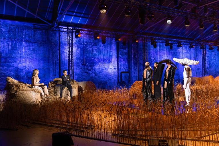 Heidi Klum bewertet die Models in Folge 3 gemeinsam mit Supermodel Sean O'Pry.