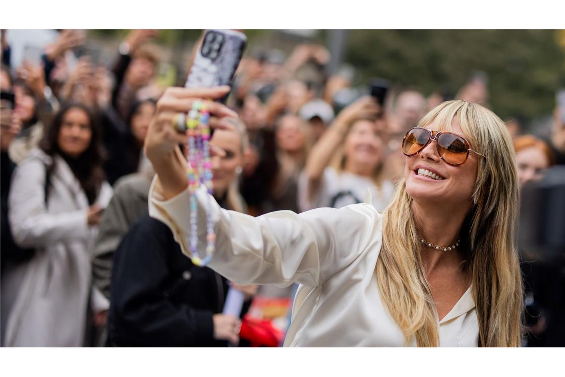 Bilder des Tages Heidi Klum eröffnet L’Oréal Pop-up auf der Kö – Selfie inklusive