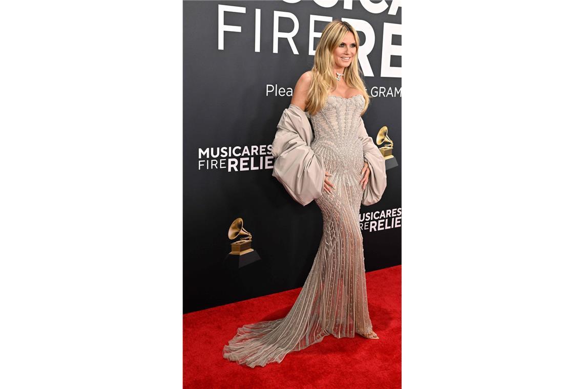 Die schönsten (und schlimmsten) Grammy-Looks Heidi Klum ist modisch nicht immer eine hundertprozentig sichere Bank – diese silberfarbene Glitzerrobe mit Stola gehört aber sicher zu ihren besseren Looks.