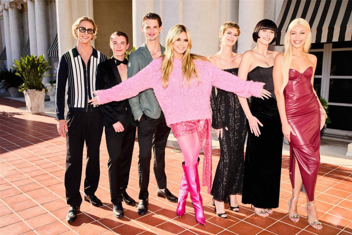 Diese Models sind die Gewinner Heidi Klum mit den Finalisten Moritz, Jannik, Pierre, Zoe, Magdalena und Daniela (v.l.)