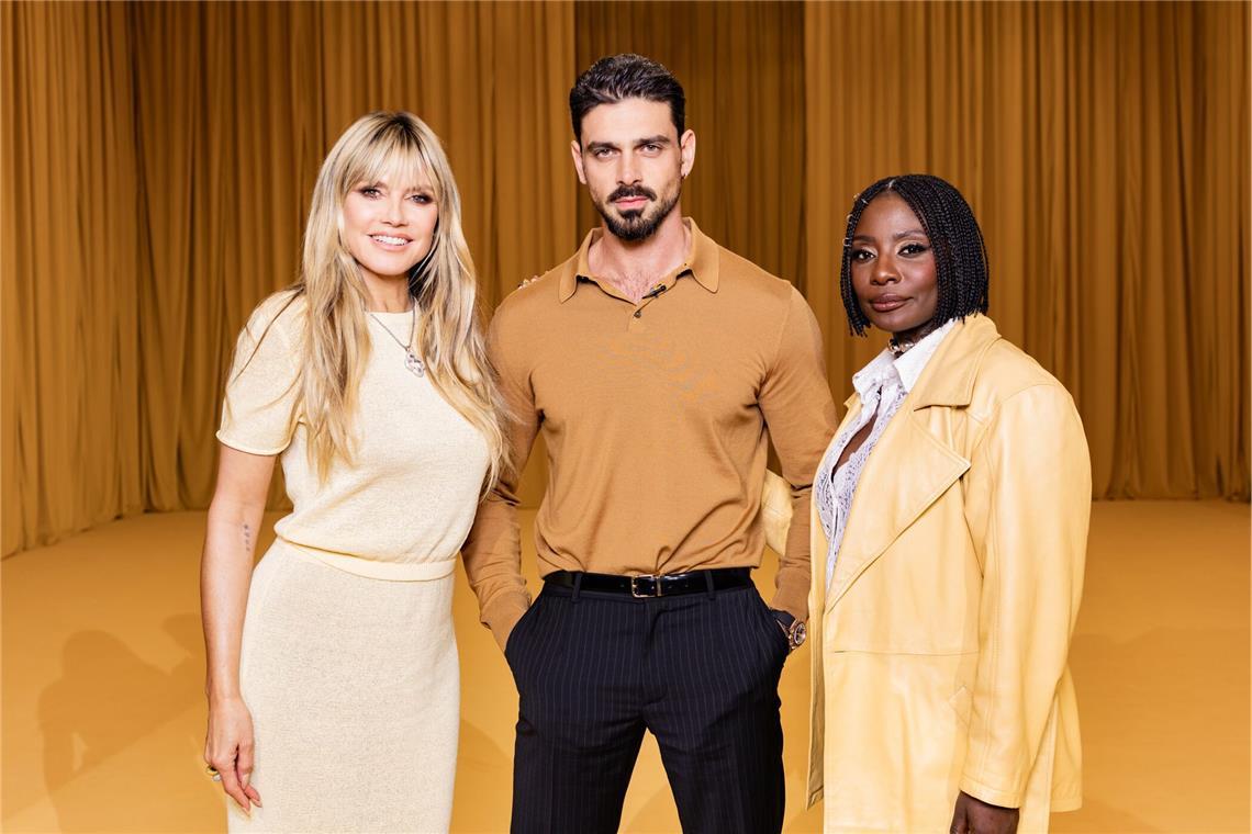 Heidi Klum mit den Gästen der 7. Folge: Michele Morrone und Nikeata Thompson