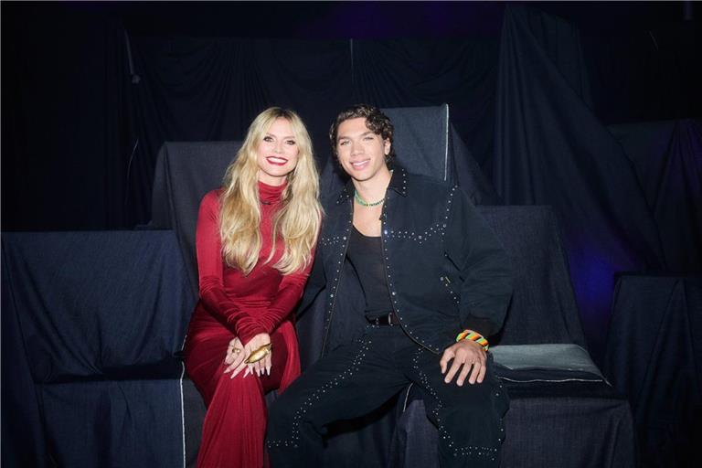 Heidi Klum mit Gastjuror Elias Becker.
