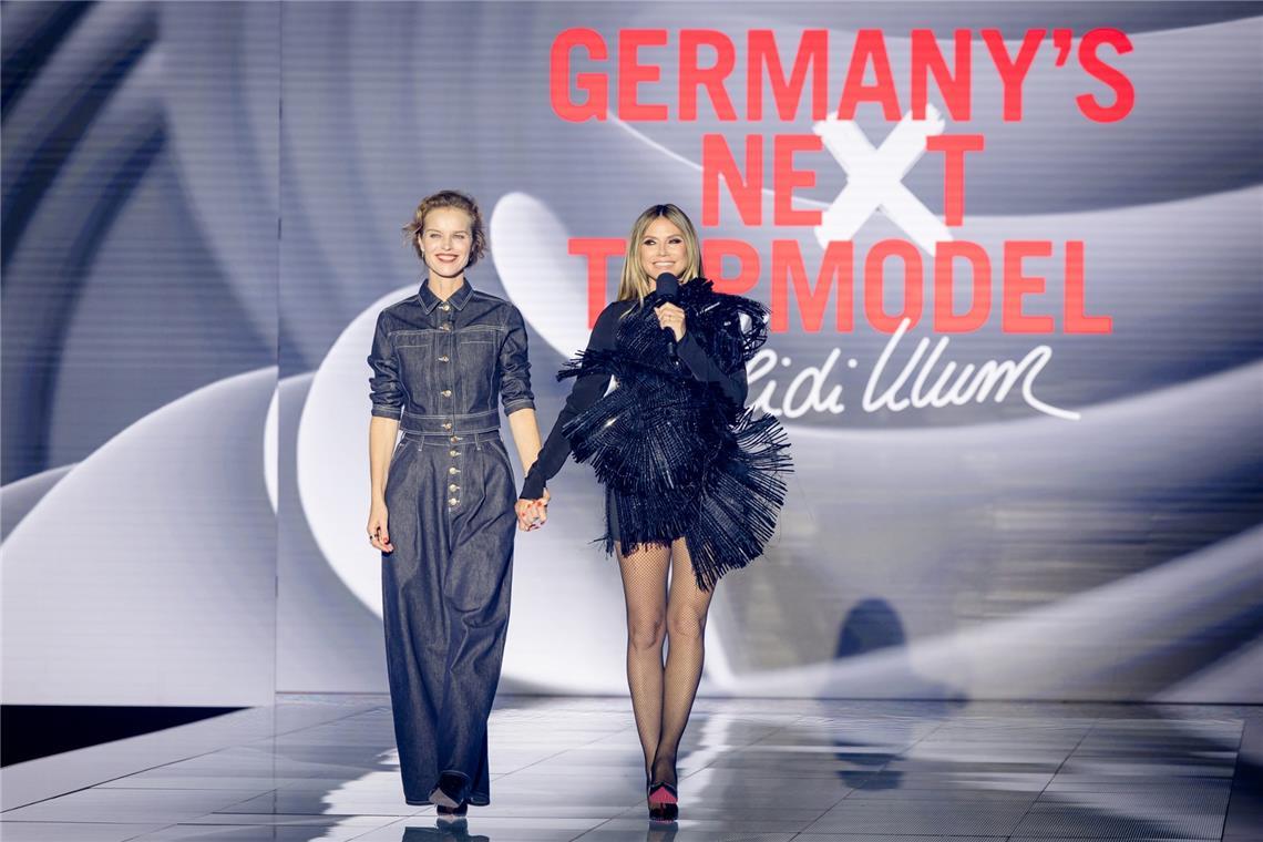 Das sind die Top 25 Kandidaten Heidi Klum mit Gastjurorin Eva Herzigová in Folge 4 von GNTM 2025.