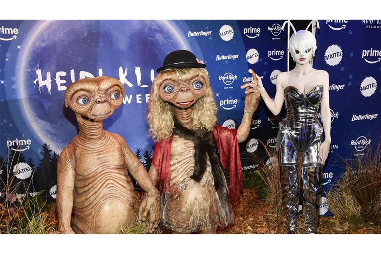 Heidi Klum (Mitte) bei ihrer Halloween-Party 2024. An ihrer Seite: Ehemann Tom Kaulitz (links) und Tochter Leni (rechts).