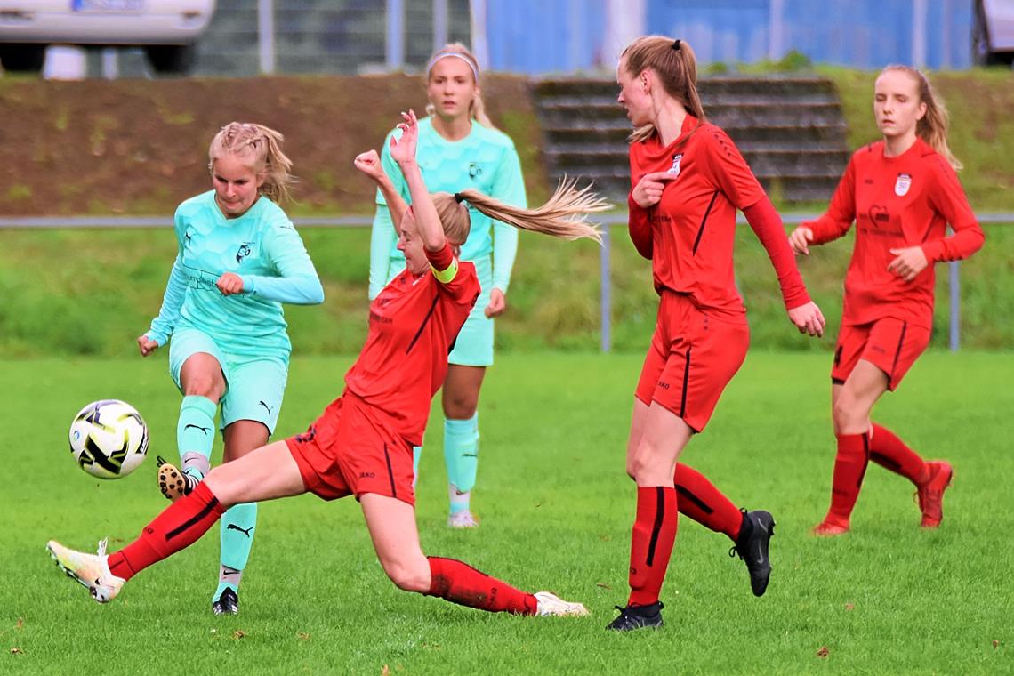 Fußballerinnen SGM Oppenweiler/Sulzbach stehen vor den Wochen der Wahrheit Heidi Stoppel (links) will sich mit den Fußballerinnen der SGM Oppenweiler/Sulzbach nicht aufhalten lassen. Foto: Tobias Sellmaier