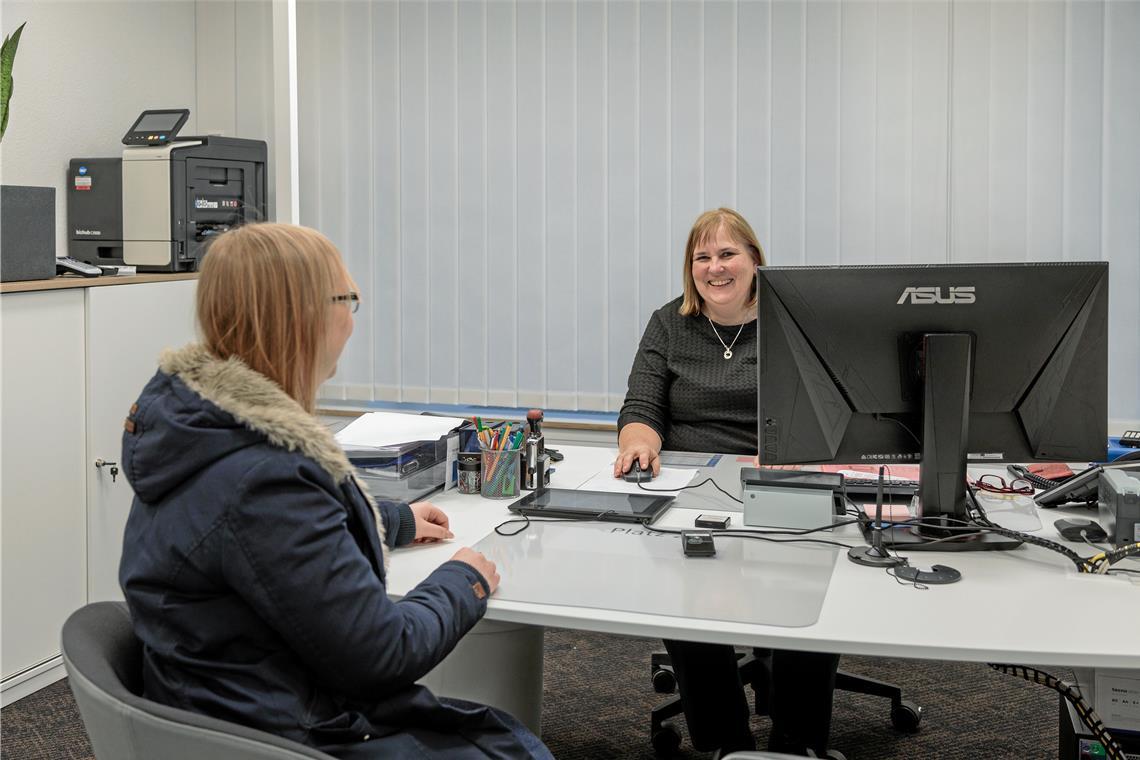 Bürgerbüro gut am neuen Standort gestartet Heike Brenner (rechts) an ihrem neuen Arbeitsplatz mit Kollegin Samantha Bäßler.