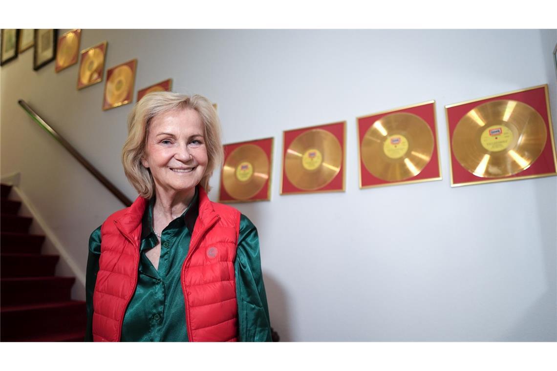 Die Königin der Hörspiele: Heikedine Körting wird 80 Heikedine Körting mit ihren vielen Goldenen Schallplatten.