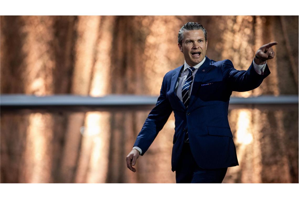 Heiliger Krieger: US-Kriegsminister Pete Hegseth besuscht am 15. Mai 2025 die Al Udeid Air Base in Doha, Qatar.