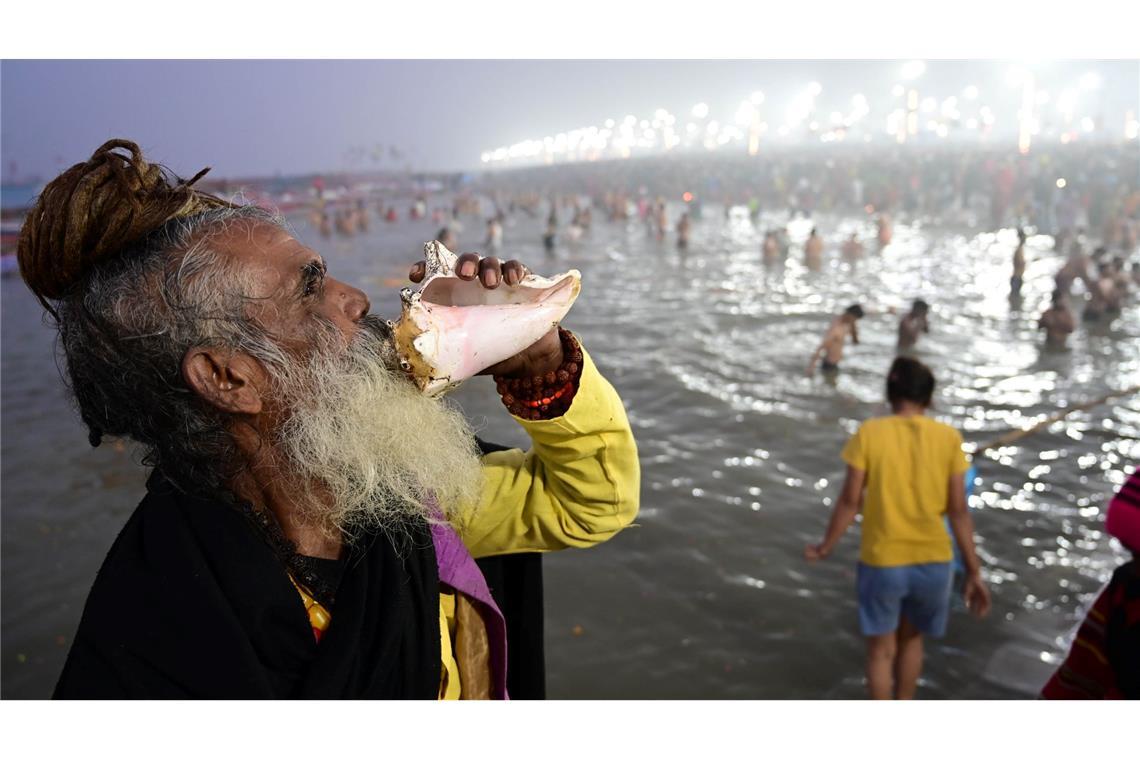 Bilder des Tages Heiliges Bad im Sangam beim hinduistischen Fest Maha Kumbh in Indien.