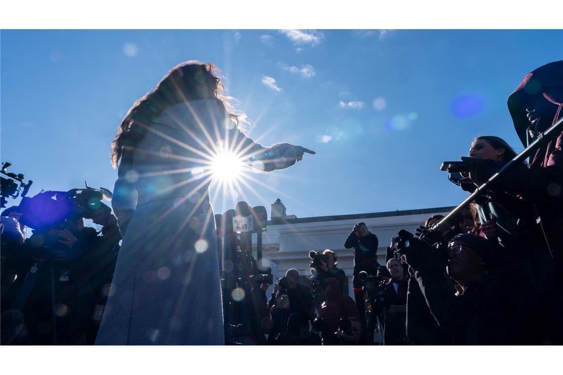 Heimatschutzministerin Kristi Noem spricht mit Reportern im Weißen Haus in Washington.