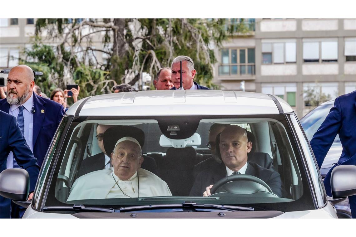 Papst nach fünf Wochen zurück im Vatikan Heimfahrt im kleinen Fiat 500.