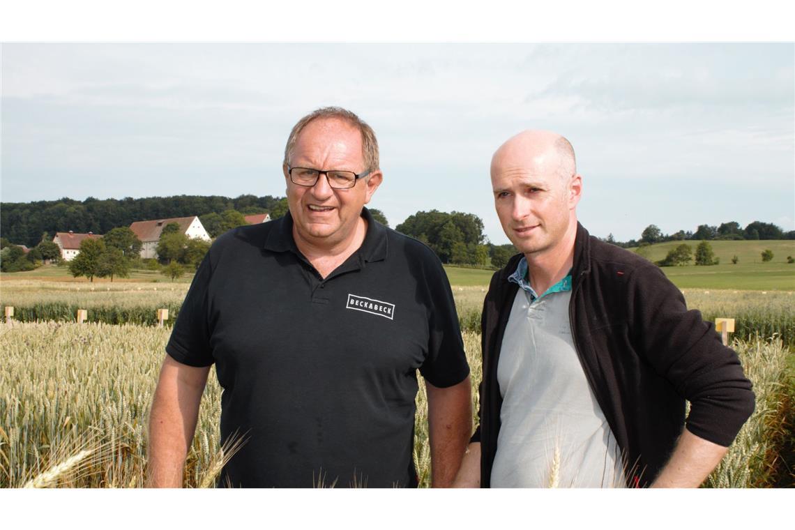 Preisgekrönter Albbäcker - Beckabeck ist vor allem der Heiner Heiner Beck (l.) und Friedrich Longin haben ein gemeinsames Interesse: den heimischen Getreideanbau.