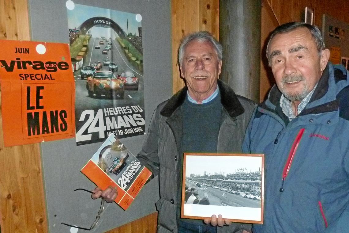 Zeitzeugen des legendären Rennens Heiner Eisenmann und Fritz Kühnle aus Welzheim (von links) haben das Rennen damals miterlebt und kamen zur Veranstaltung mit Originalfotos und -plakaten im Gepäck. Fotos: privat