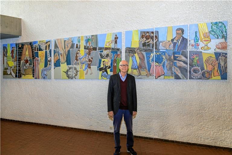 Heinrich Dyckmans vor den Bildern des Zyklus in der katholischen Kirche Murrhardt, bei dem es ihm wichtig war, dass sie sich möglichst einfach erschließen. Foto: Stefan Bossow