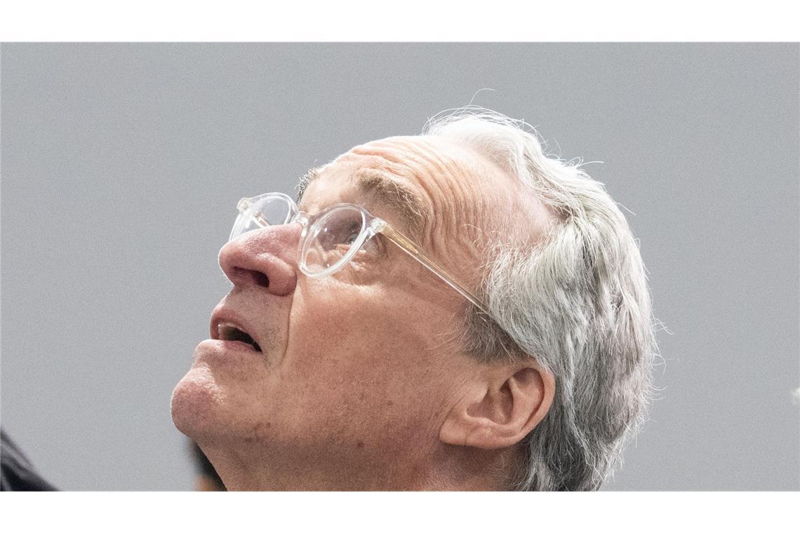 „Sonst blase ich euch das Licht aus!“ Heinrich XIII. Prinz Reuss an einem Verhandlungstag im eigens für den Prozess errichten Gerichtsgebäude in Frankfurt.