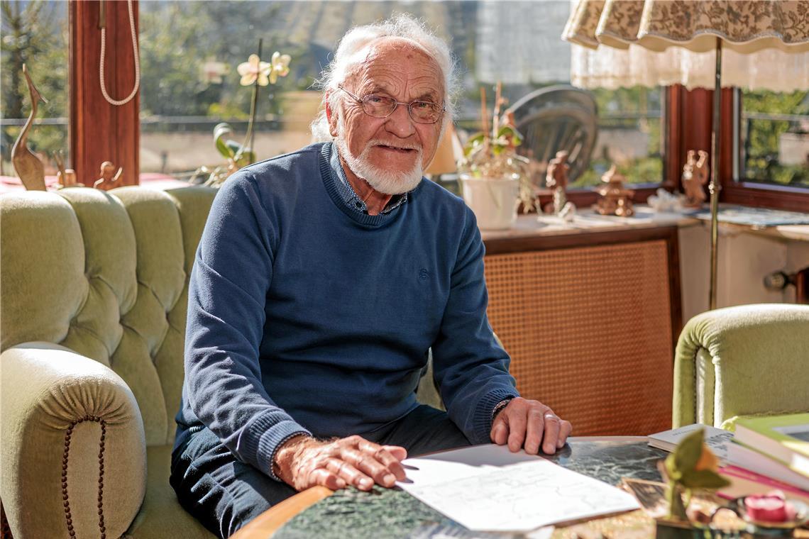 Heinz-Georg Kowalski zu Hause in Murrhardt – die Erinnerung daran, was der Krieg bedeutet hat, ist ihm wichtig. Fotos: Stefan Bossow