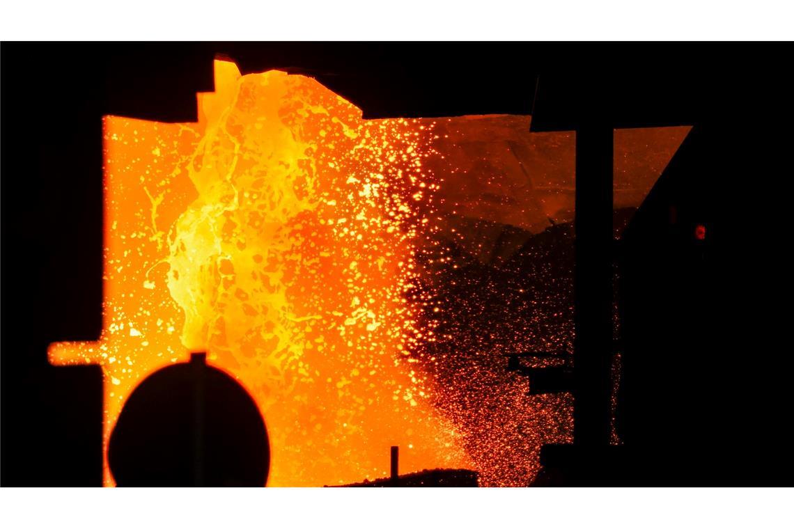 Die Industrie ist im Umbruch: Experten fordern neue Konzepte Heiße Schlacke aus der Eisenproduktion wird aus einem Torpedo-Pfannenwagen in eine Grube gekippt.