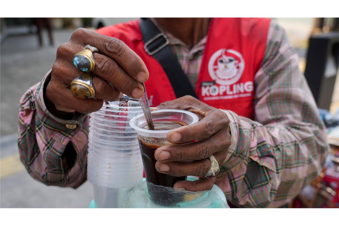"Starling": Kaffee auf zwei Rädern boomt in Jakarta Heißer und kalter Instant-Kaffee steht auf dem Menü.