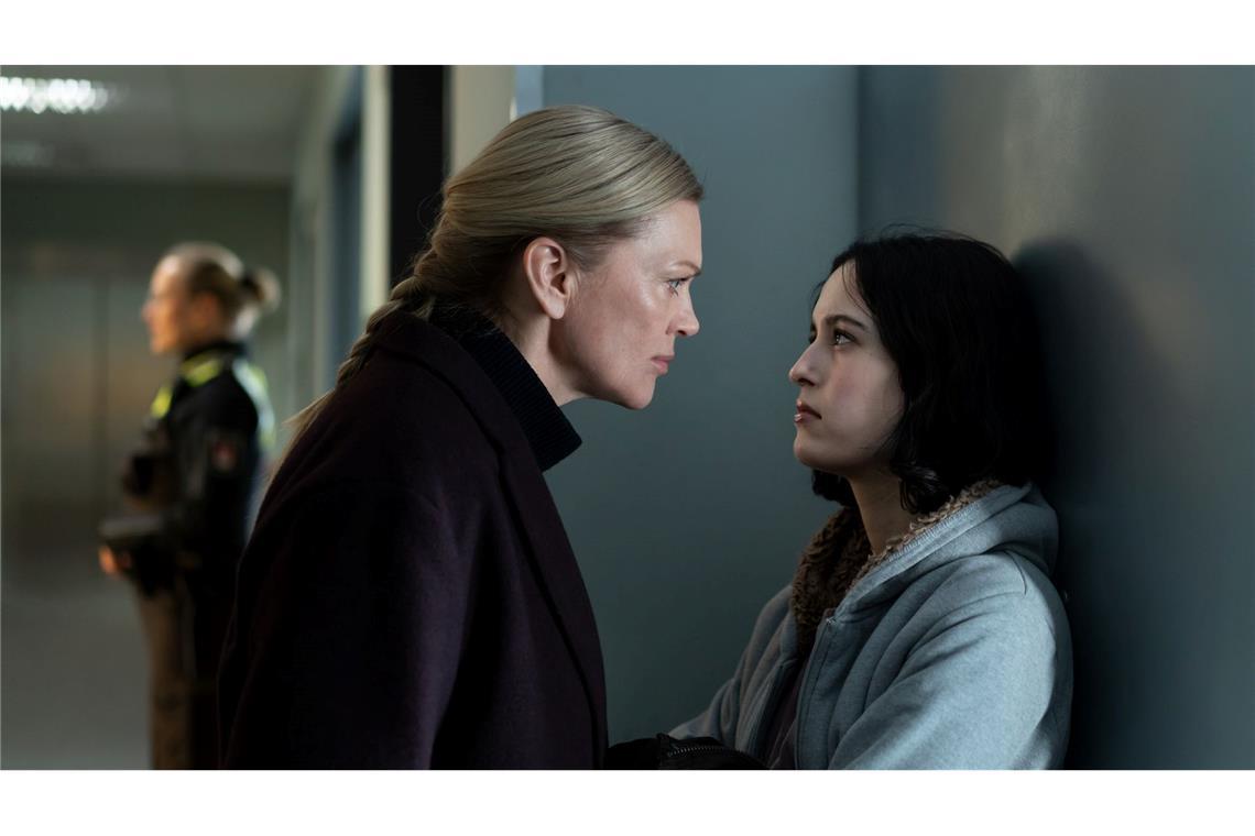 Helen Dorn (Anna Loos, links) erfährt, dass sie neben einer Halbschwester auch noch eine Nichte hat - und Tamara (Maya Lauterbach) provoziert die TV-Kommissarin gehörig.